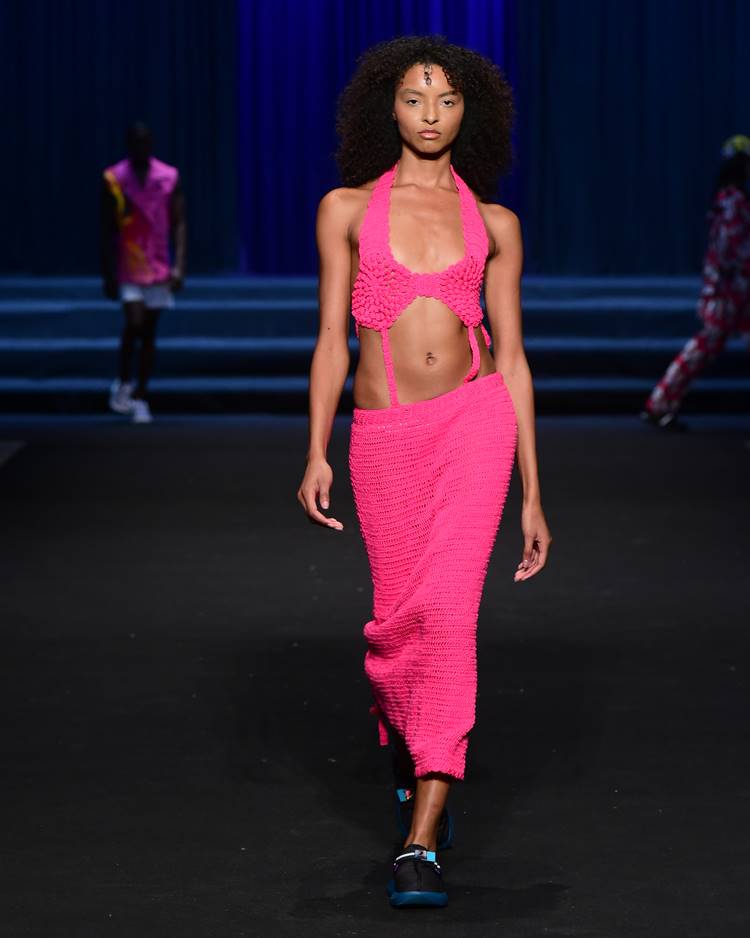 Modelo com vestido em crochê pink no desfile de David Lee no DFB Festival 2023