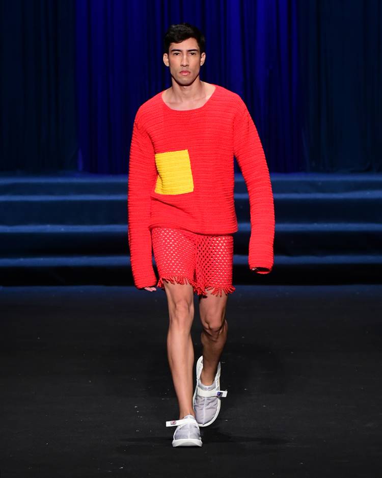 Modelo com casaco em crochê + shorts em crochê com miçangas em desfile no DFB Festival 2023