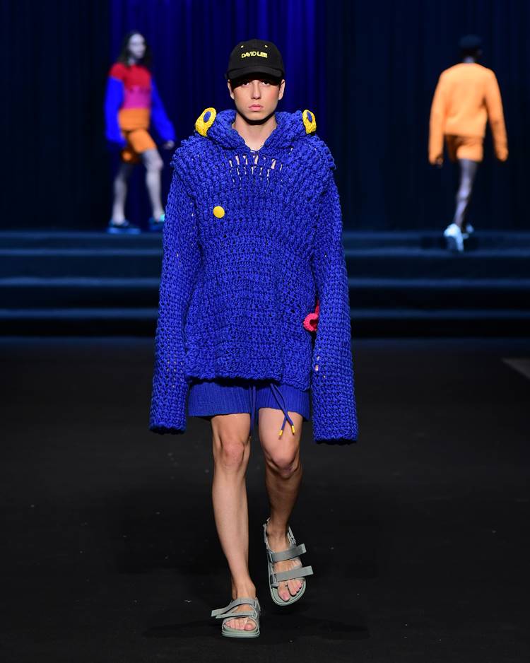 Modelo com casaco em crochê + short em crochê azul em desfile no DFB Festival 2023