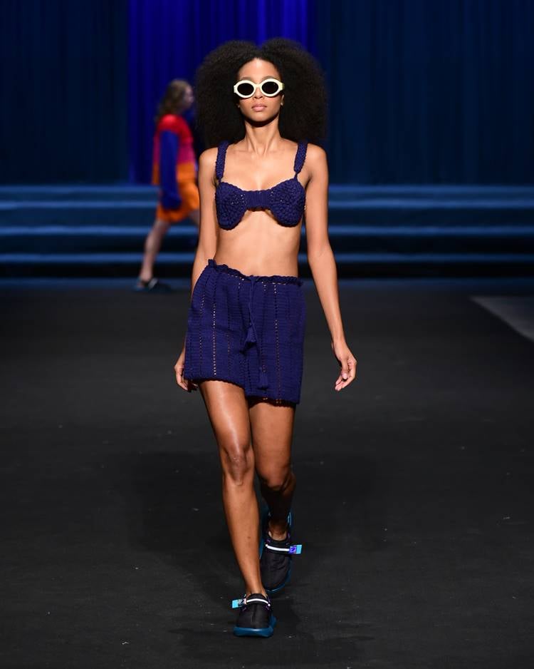 Modelo com top + shorts azul escuro em crochÊ em desfile no DFB Festival 2023