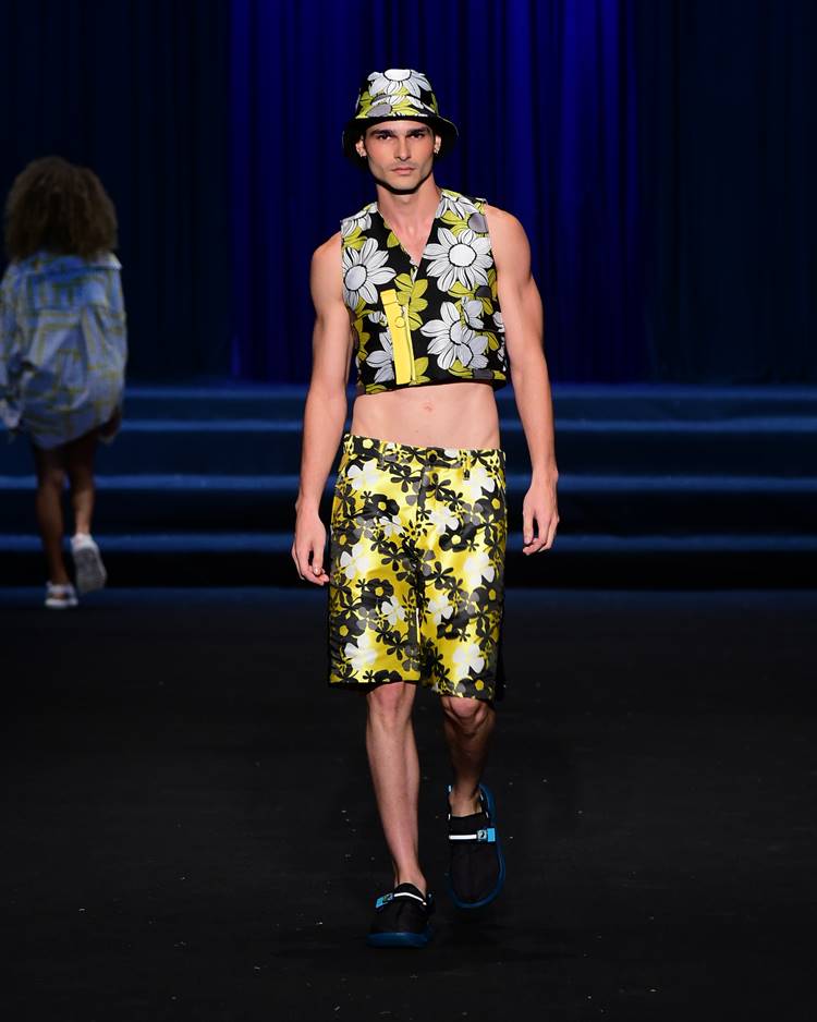 Modelo com cropped + shorts com estampa digital neon amarelo floral no desfile de David Lee no DFB Festival 2023
