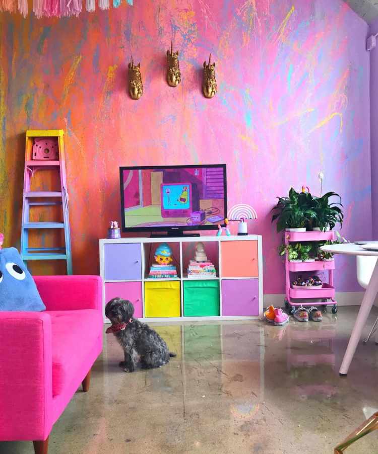sala decoradas com paredes e móveis coloridos