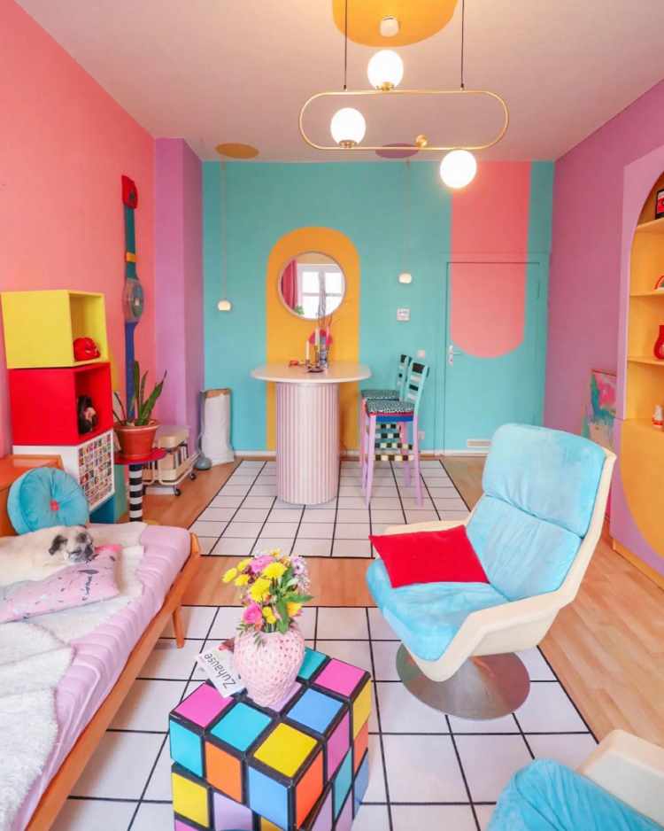 sala decoradas com paredes e móveis coloridos