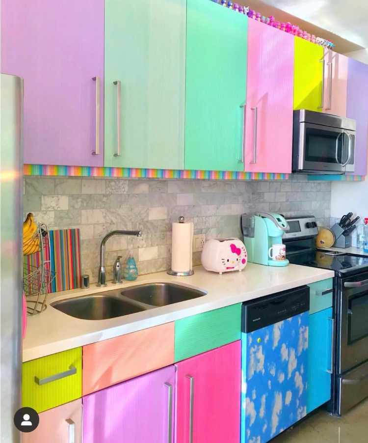 cozinha decoradas com paredes e móveis coloridos