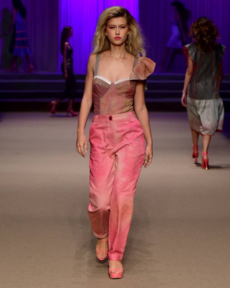 Modelo com body jenas marrom + calça jeans rosa no desfile da Enel Upcycling no DFb Festival 2023
