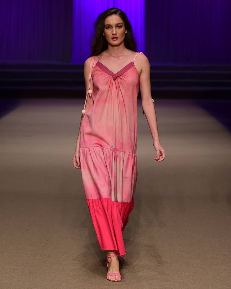 Modelo com vestido longo rosa em desfile no DFb Festival 2023
