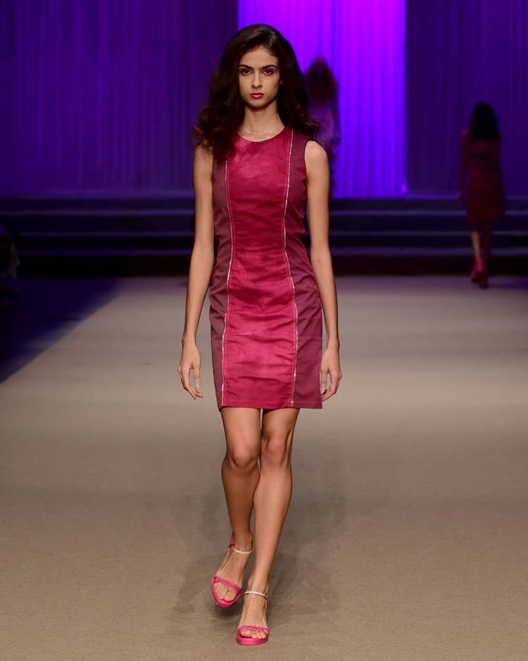 Modelo com vestido rosa  em desfile no DFb Festival 2023