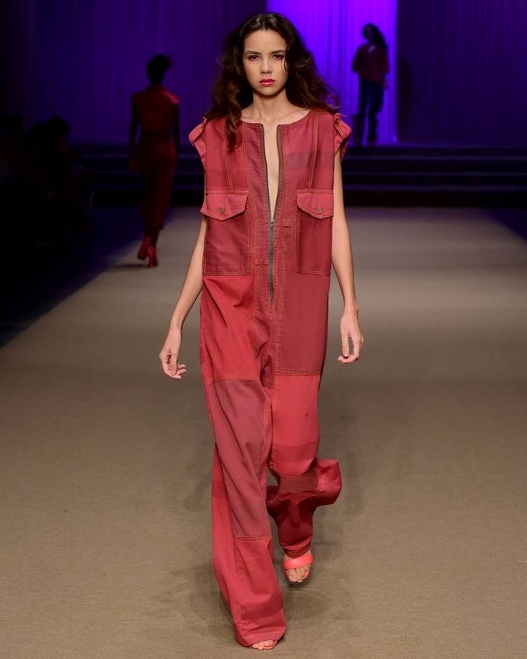 Modelo com vestido jenas vermelho em desfile no DFb Festival 2023