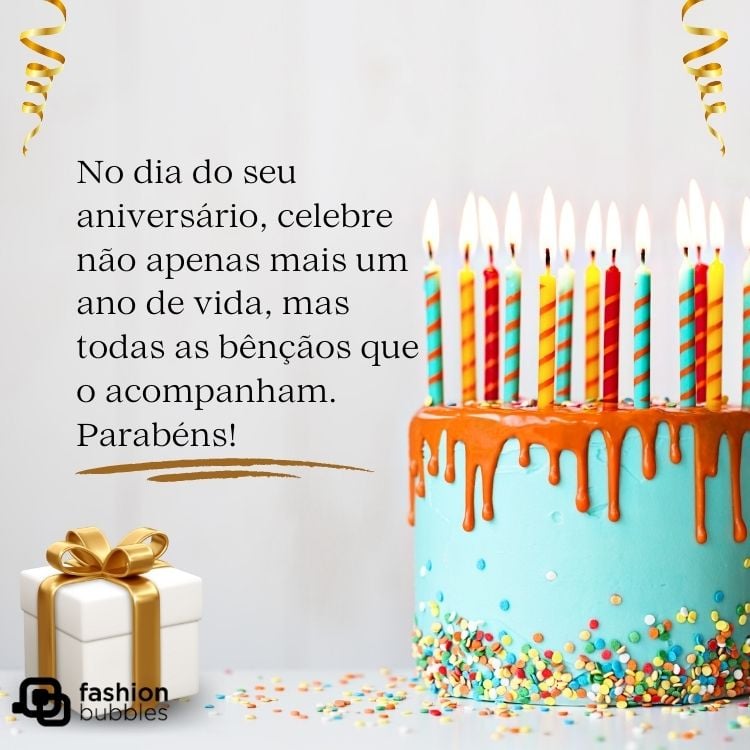 Foto de bolo azul com velas coloridas, embalagem branca de presente e frase "No dia do seu aniversário, celebre não apenas mais um ano de vida, mas todas as bênçãos que o acompanham. Parabéns!"