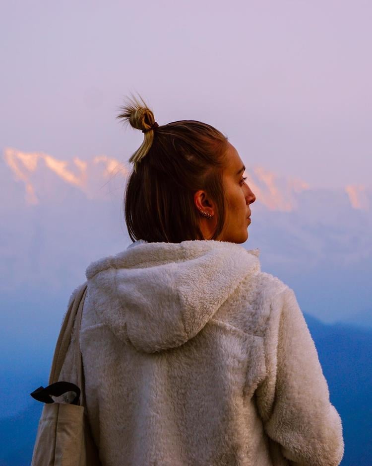 foto de mulher de costas, ao fundo montanhas