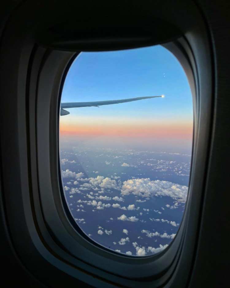 foto de janela de avião, nuvens e asa