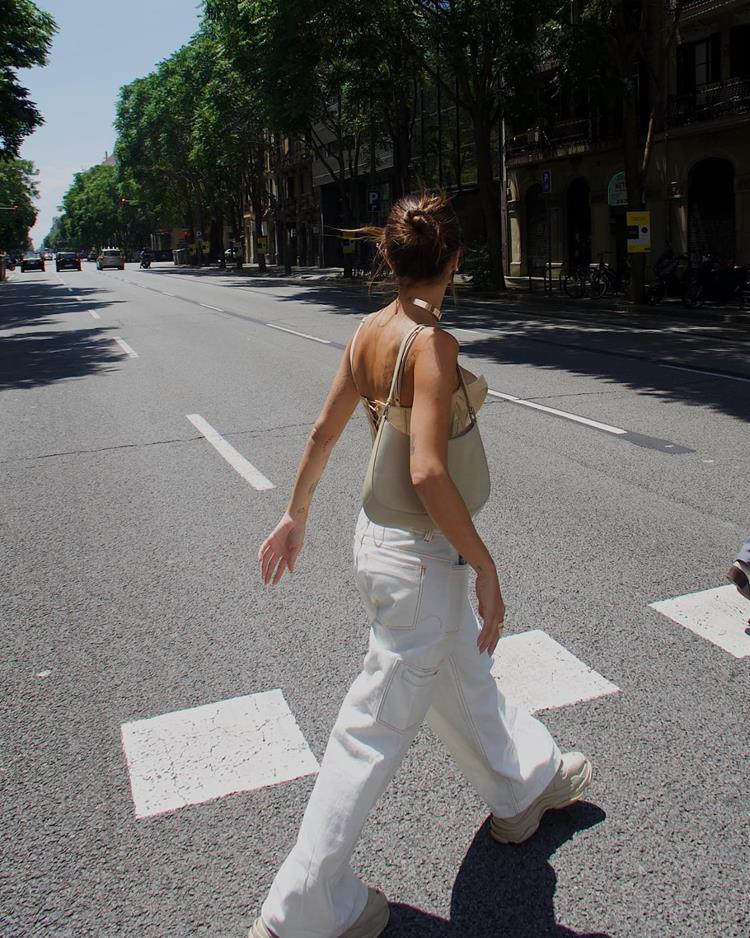 mulher atravessando rua