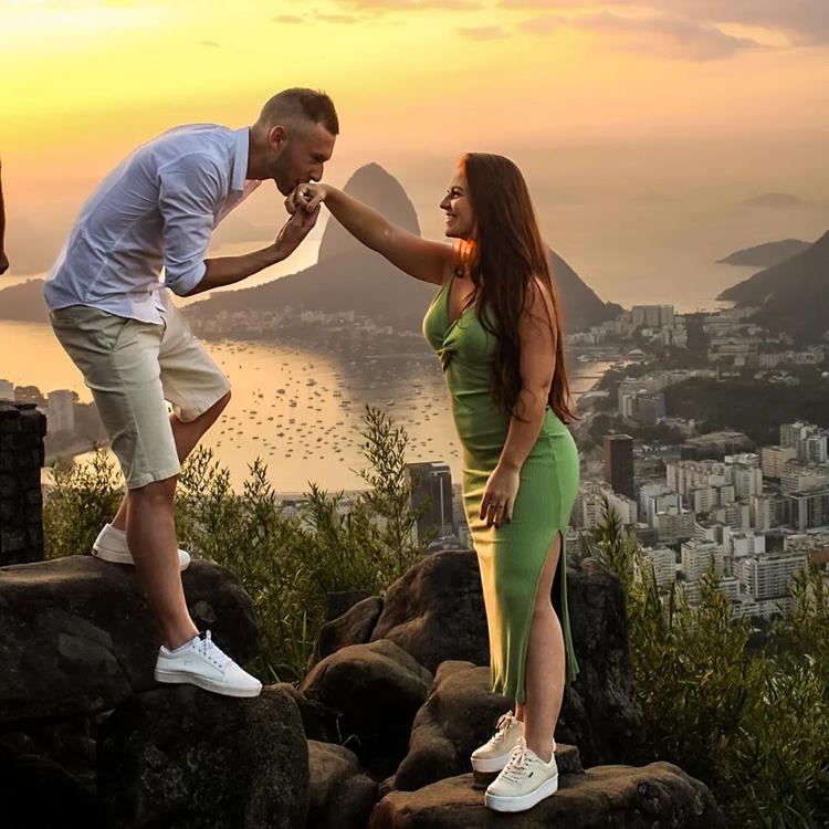 foto de casal posando em viagem no Rio de Janeiro