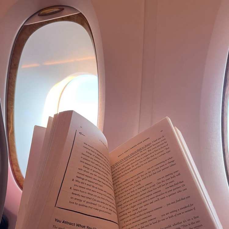 foto dentro do avião de livro e janela