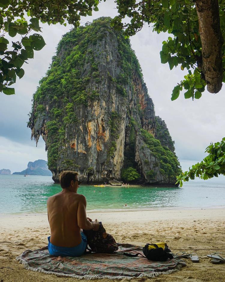 foto de homem sentado costas em praia