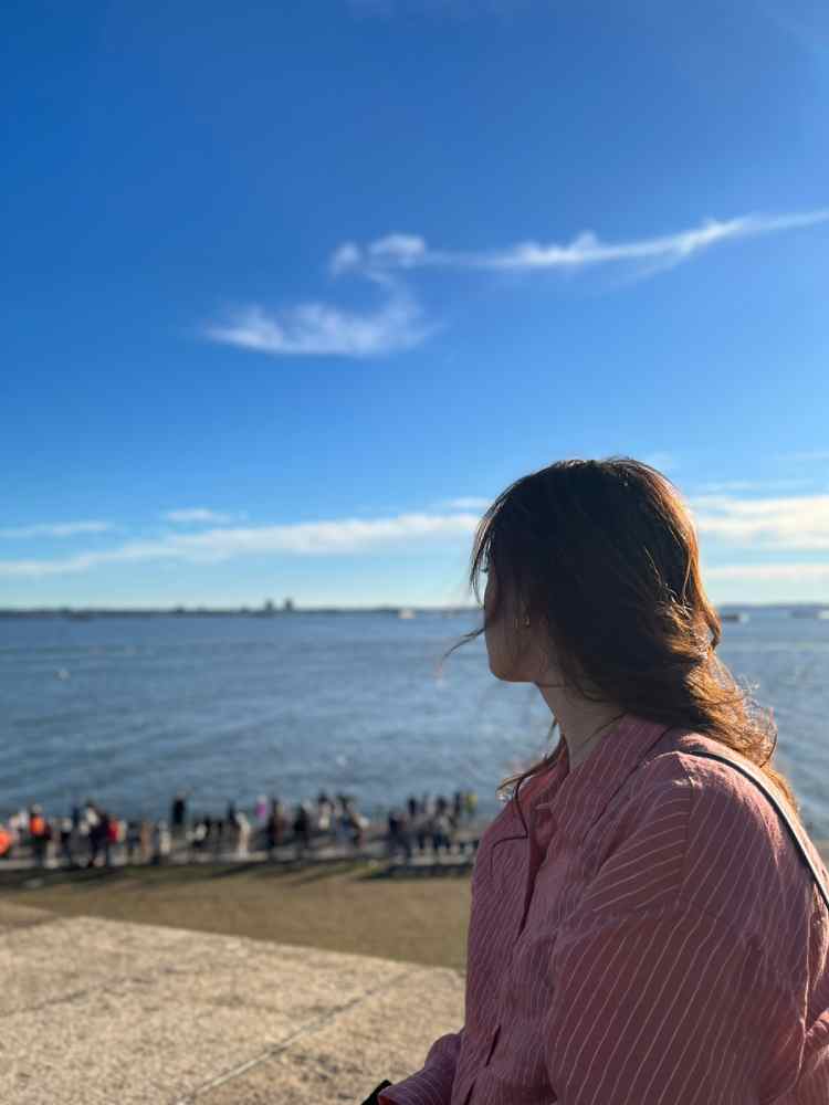 mulher sentada olhando para o mar