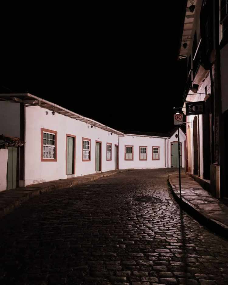 foto de noite de rua em ouro preto, minas gerais