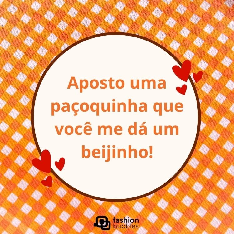 Cartão virtual de fundo xadrez branco e laranja, e círculo com frase "Aposto uma paçoquinha que você me dá um beijinho!"