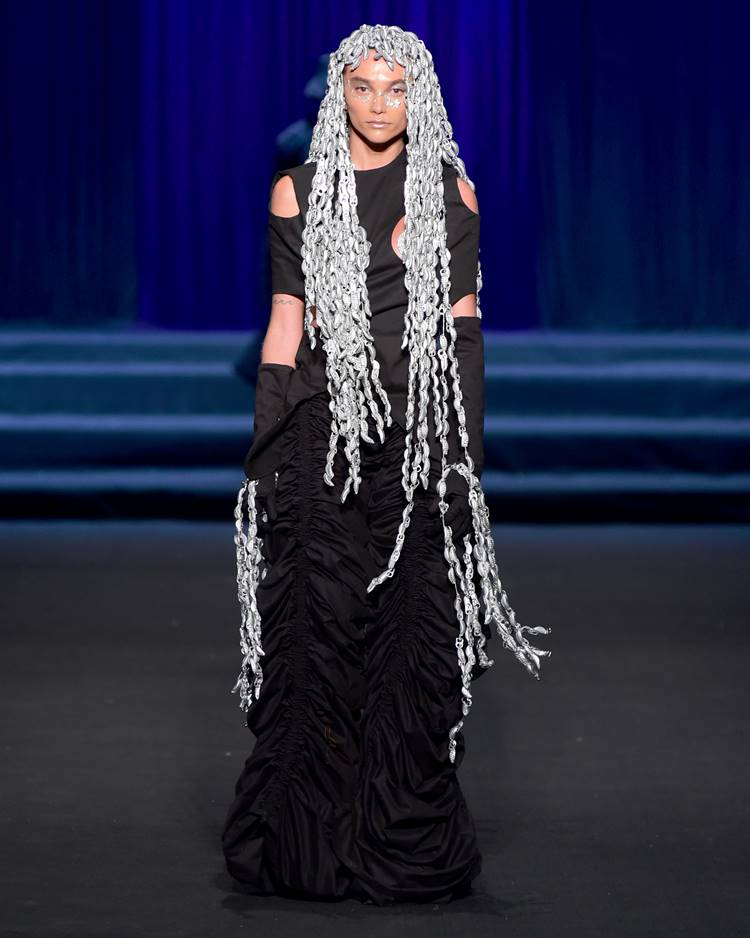 Modelu com vestido preto + peruca de conchas no desfile da IFRN no DFB Festival 2023