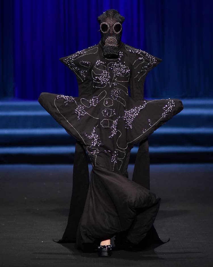 Modelo com vestido preto detalhes em miçangas + máscara no desfile da IFRN no DFB Festival 2023