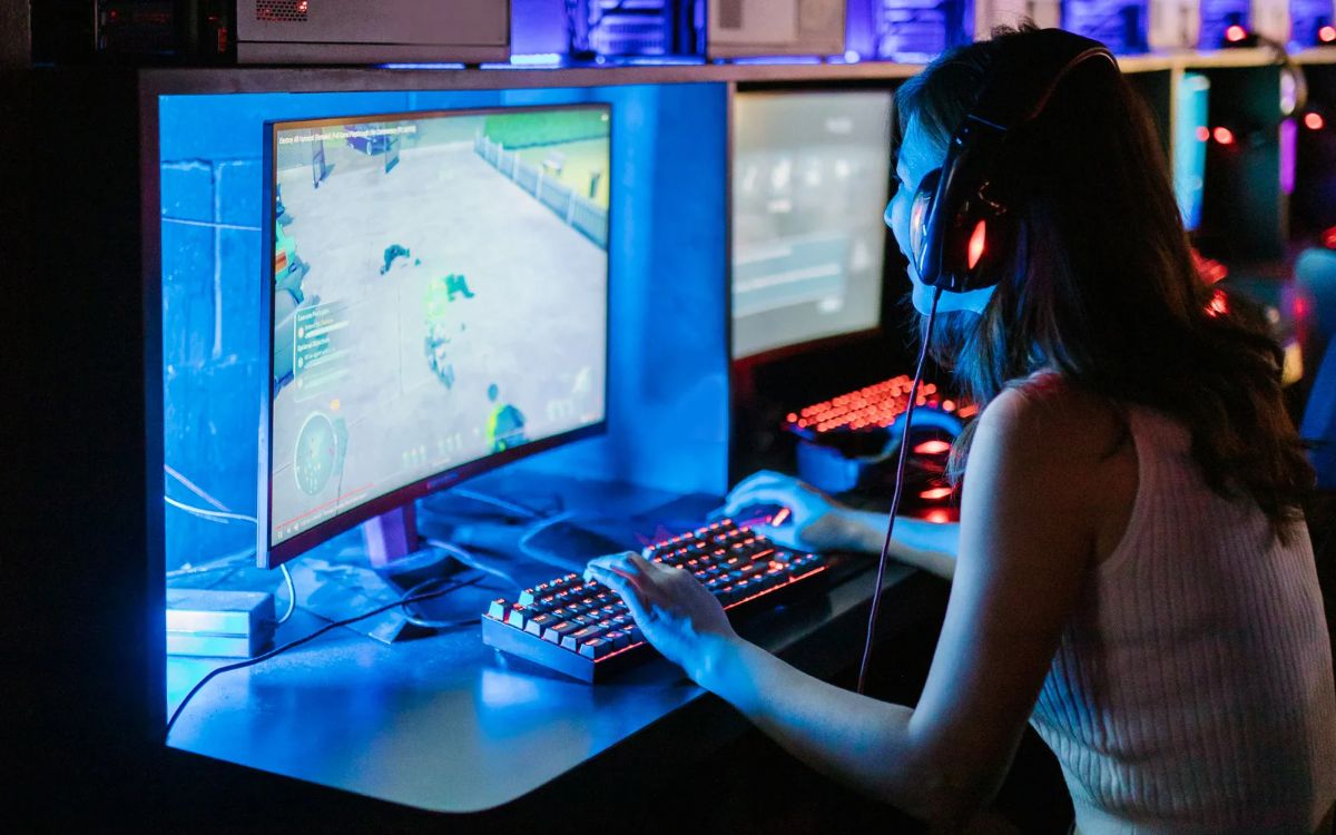 mulher jogando jogos online com os amigos