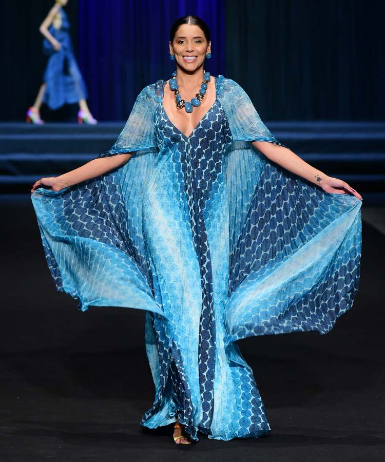 Modelo com vestido estampa azul de fuxico em desfile no DFB Festival 2023