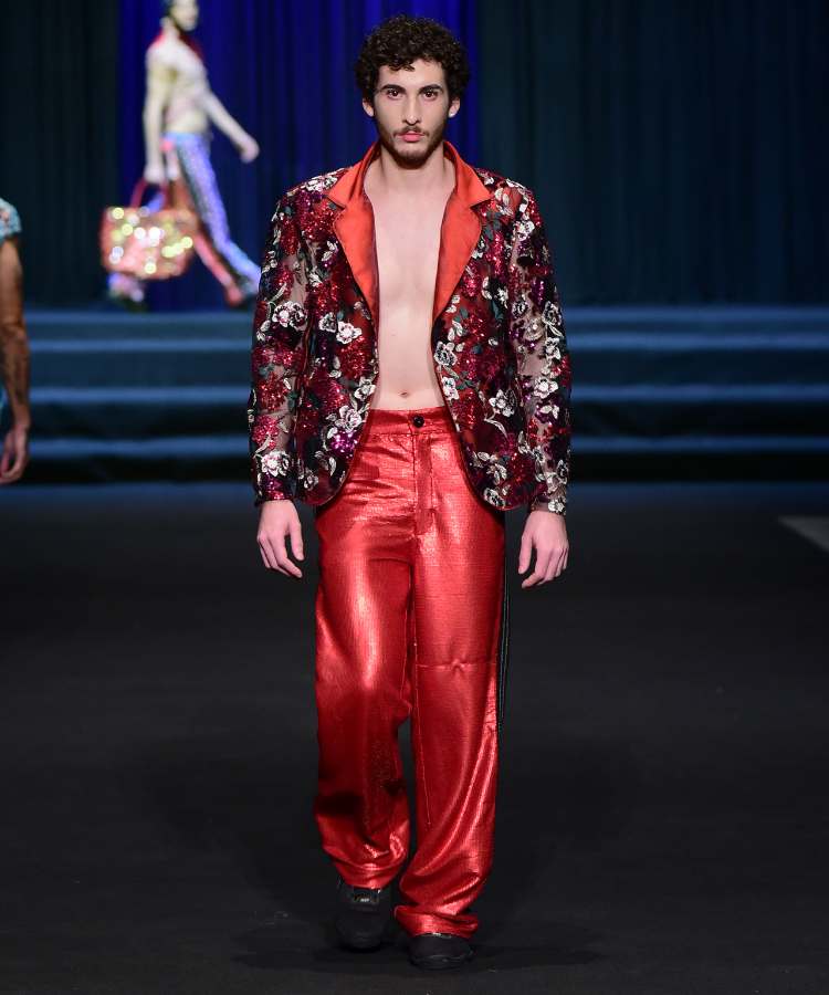 Modelo com blazer florido + calça vermelha  no desfile de Kallil Nepomuceno no DFB Festival 2023