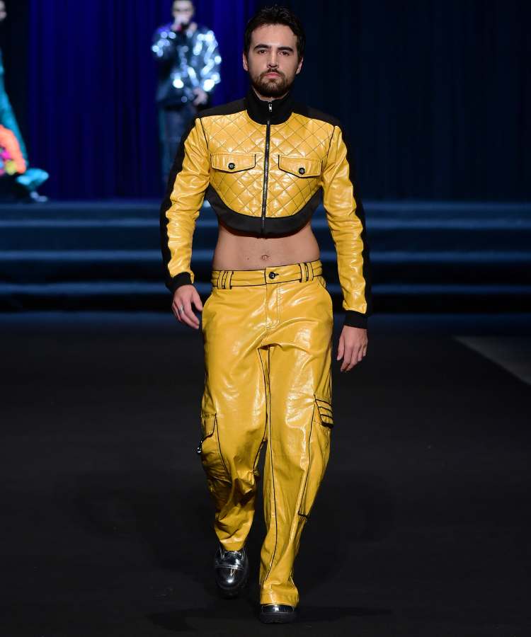 Modelo com jaqueta e calça de couro amarelono desfile de Kallil Nepomuceno no DFB Festival 2023