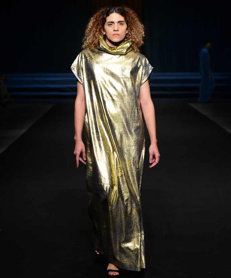 Modelo usando vestido dourado no desfile de Linbebergue no DFB Festival 2023