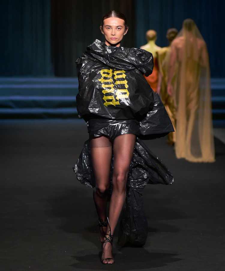 Modelo usando look feito com saco preto no desfile de Linbebergue no DFB Festival 2023