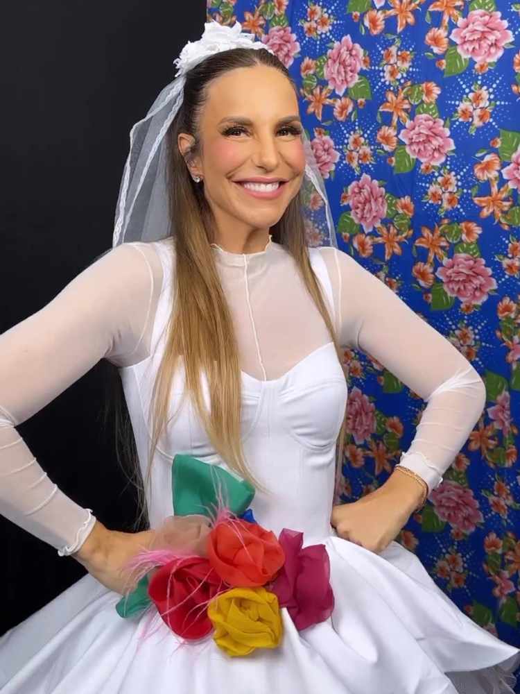 Ivete Sangalo usando traje de noiva no São João da Thay 2023