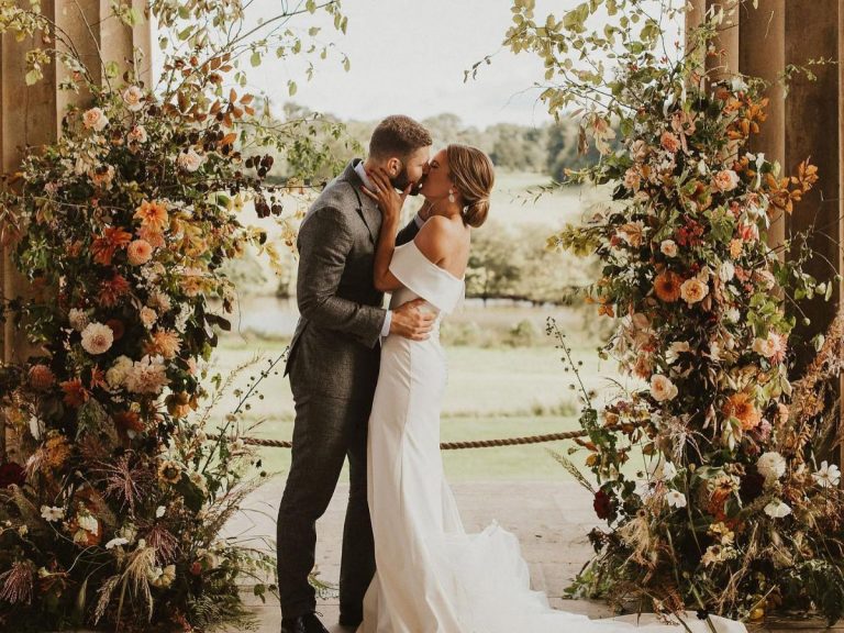 Foto de noivos se beijando em casamento pequeno