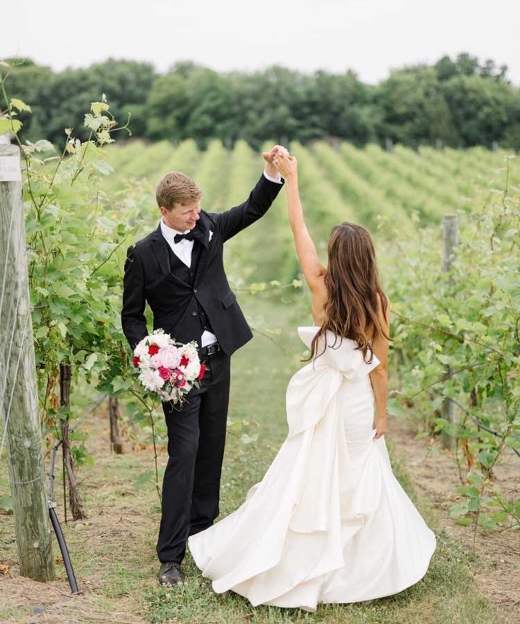 Noivos no mini wedding em vinicola