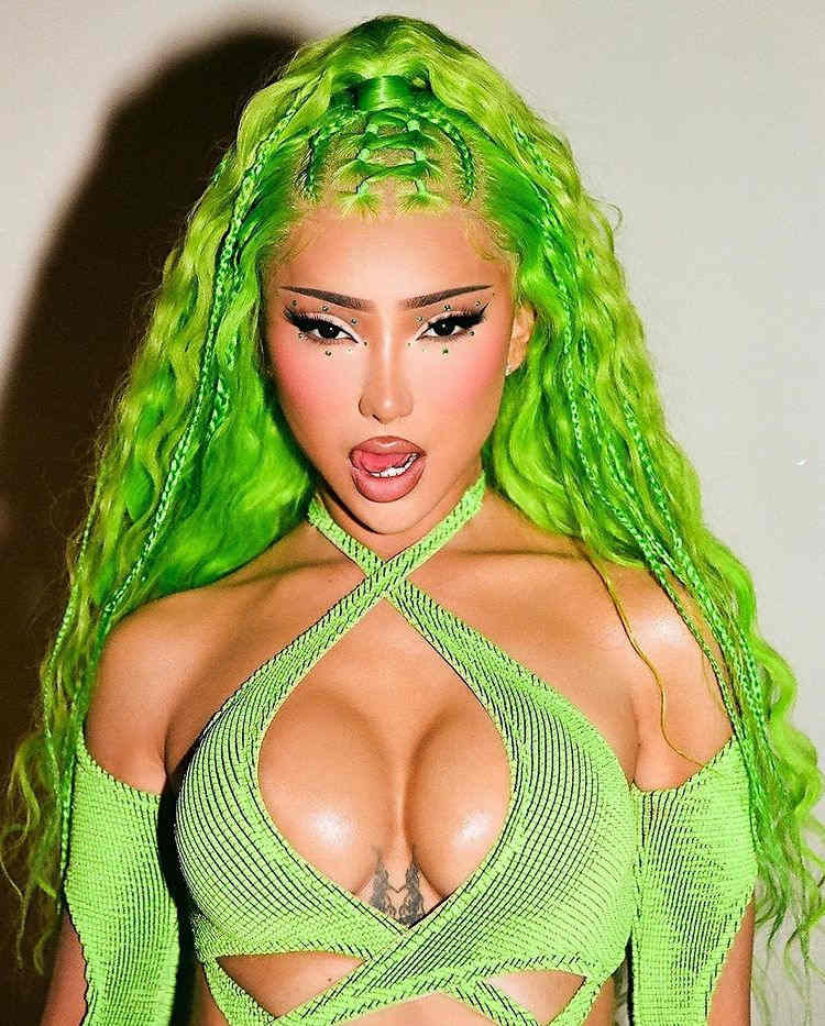 Nikita Dragun maquiada e com roupa e cabelo verdes