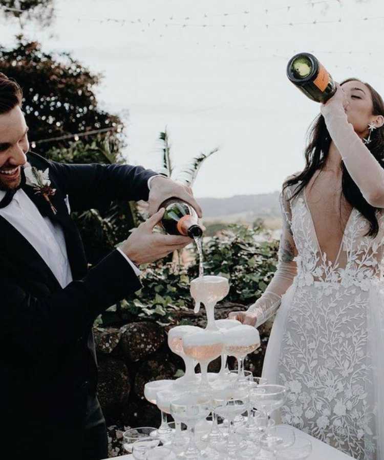 Noivs fazendo o brinde com champagne no casamento mini wedding