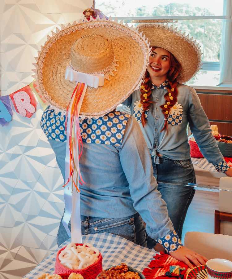 Artesã Bruna Szpisjak com chapéu de palha customizado para Festa Junina