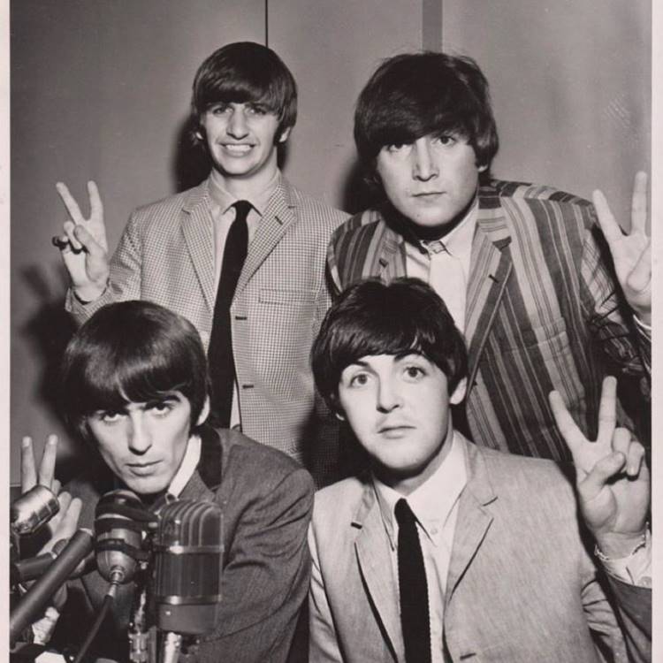 The Beatles em foto antiga preto e branco