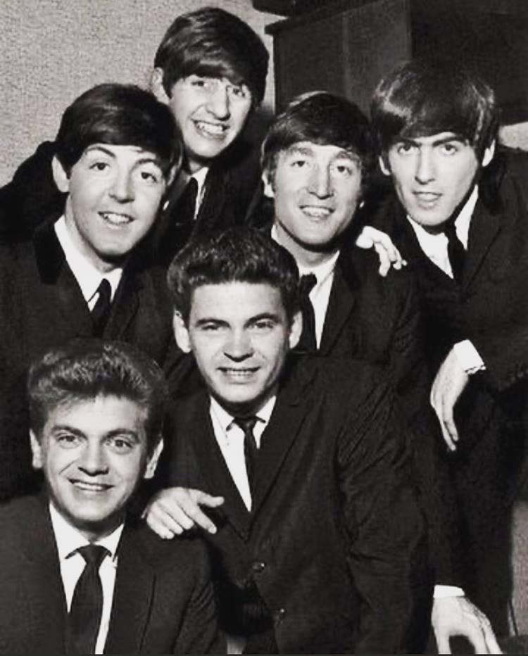 The Beatles e amigos em foto antiga