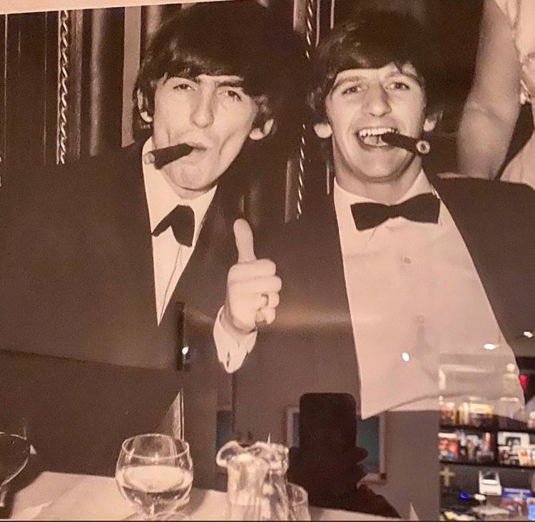 George e Ringo Starr em foto antiga, com charuto na boca