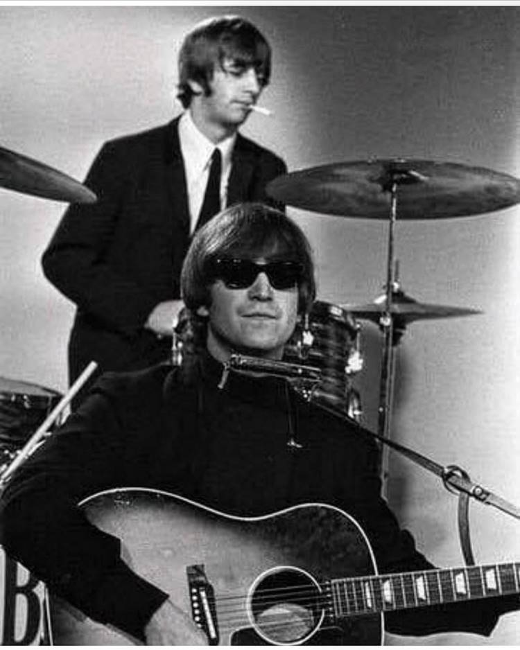 Ringo Star e outro integrante dos The Beatles