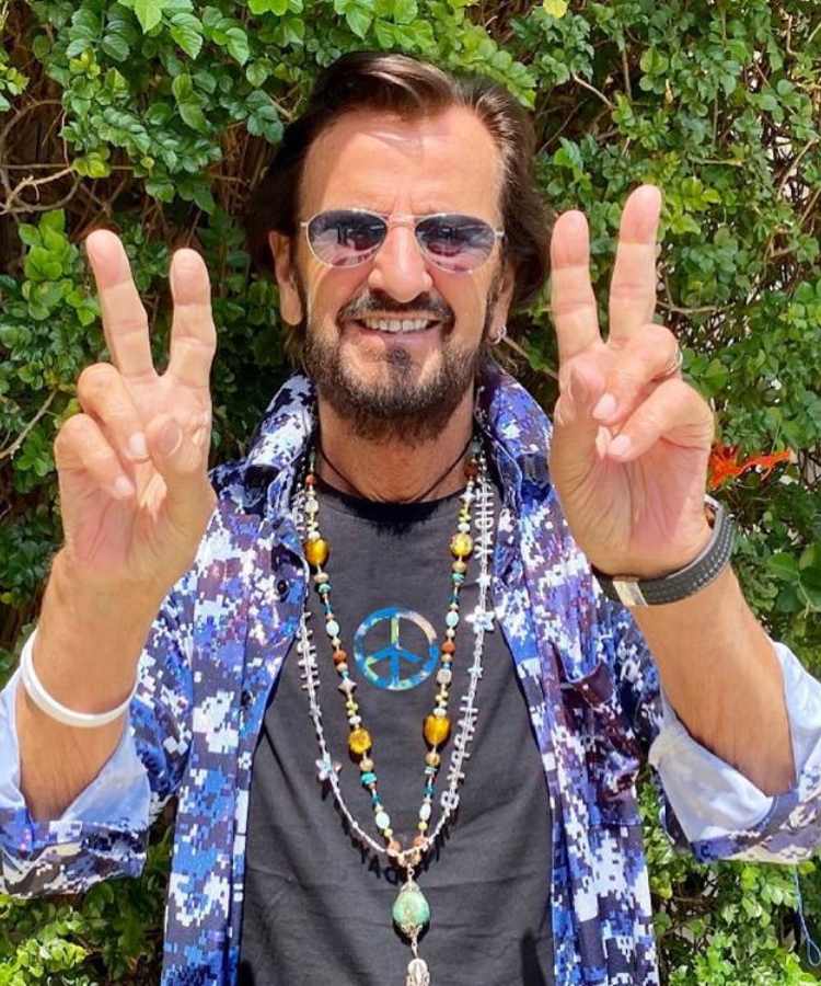 Músico Ringo Starr hoje em dia fazendo sinal de paz e amor com os dedos