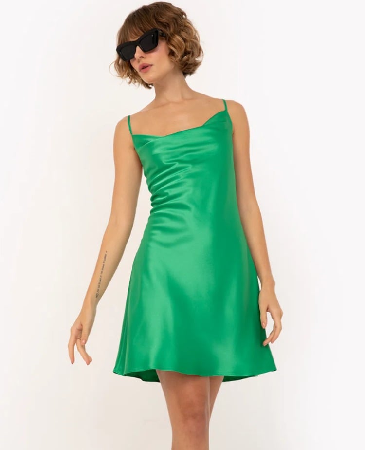 mulher com vestido curto de cetim verde