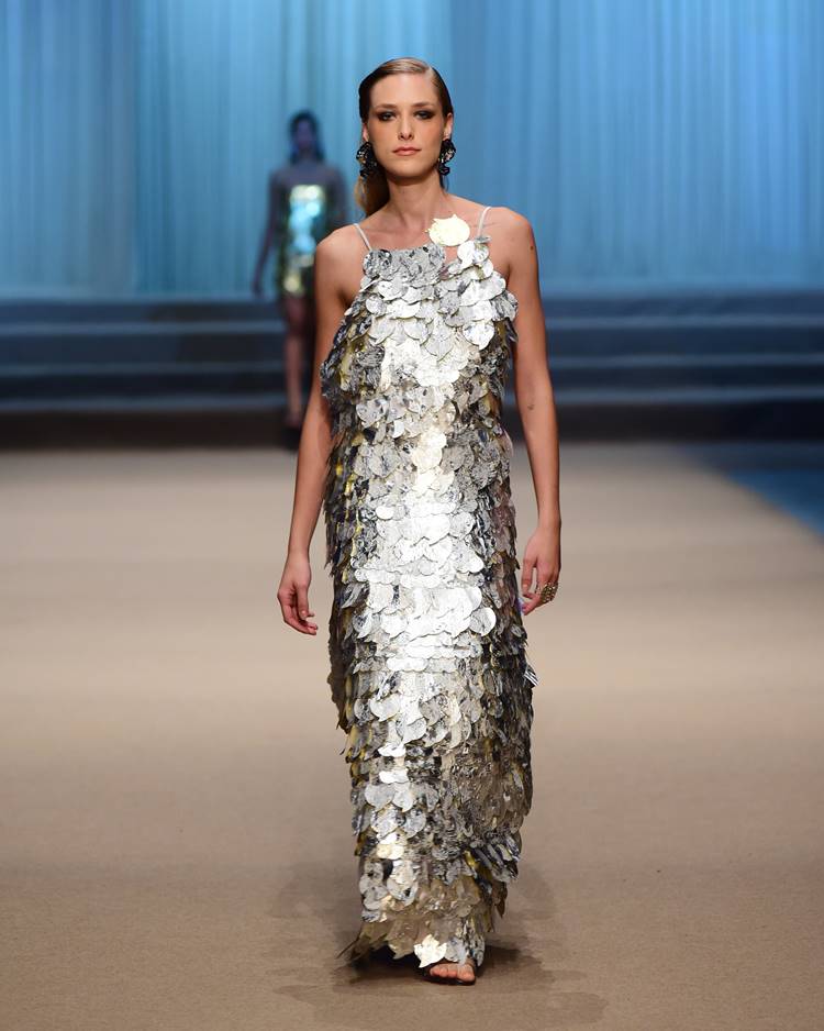 Modelo com vestido longo em lantejoulas macros prata no desfile da Sau Swin + Sheila Moraes no DFB Festival 2023