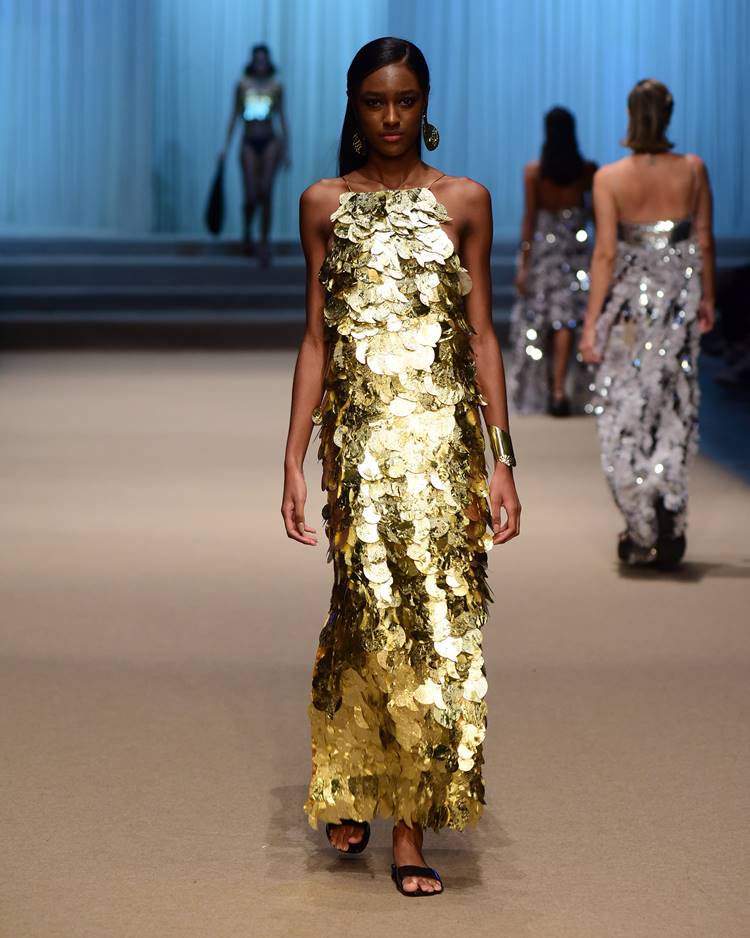 Modelo com vestido longo em lantejoulas macros dourado no desfile da Sau Swin + Sheila Moraes no DFB Festival 2023