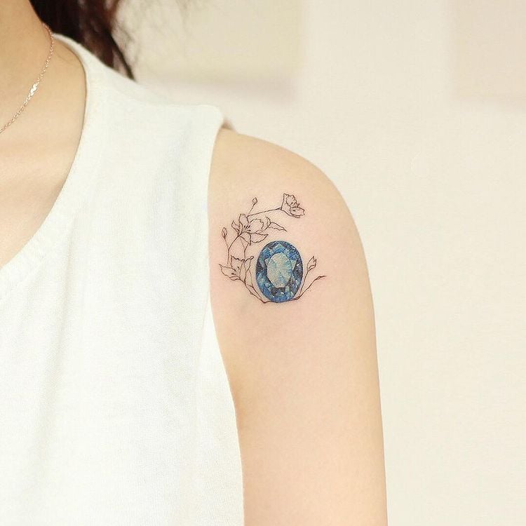 tatuagem que imita pedras preciosas