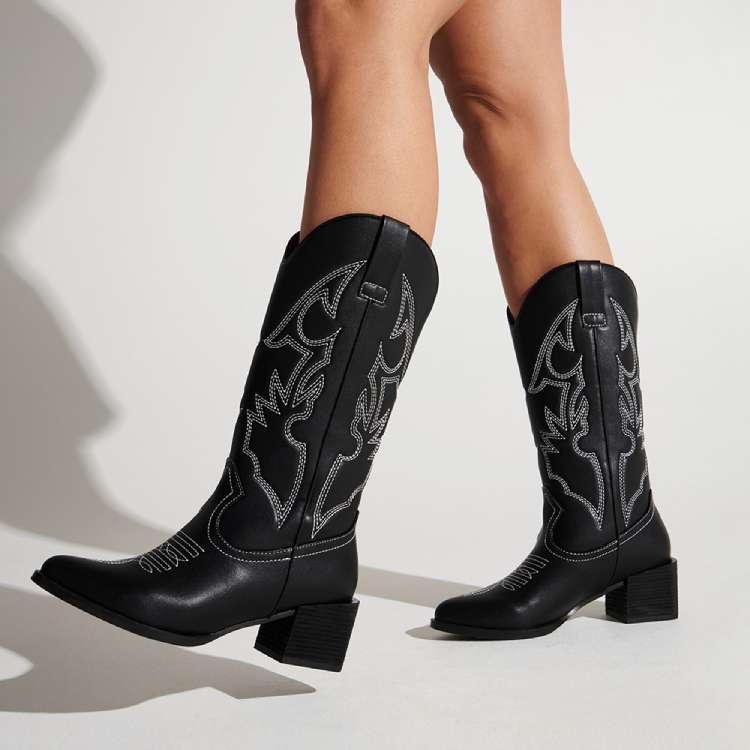 foto de pés com western boots pretas, detalhes de strass prata