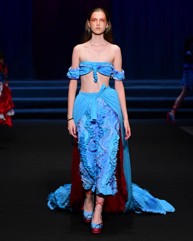 Modelu com top azul com destalhes em crochê + calça com calda com detalhes em crochê azul no desfile da Uniateneu no DFB Festival 2023