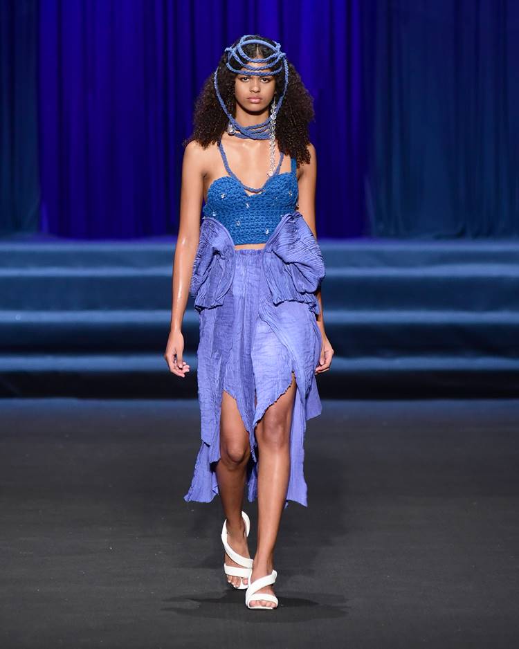 Modelo com top de crochê azul + saia no desfile da UNIFOR no Dragon Fashion Brasil Festival 2023