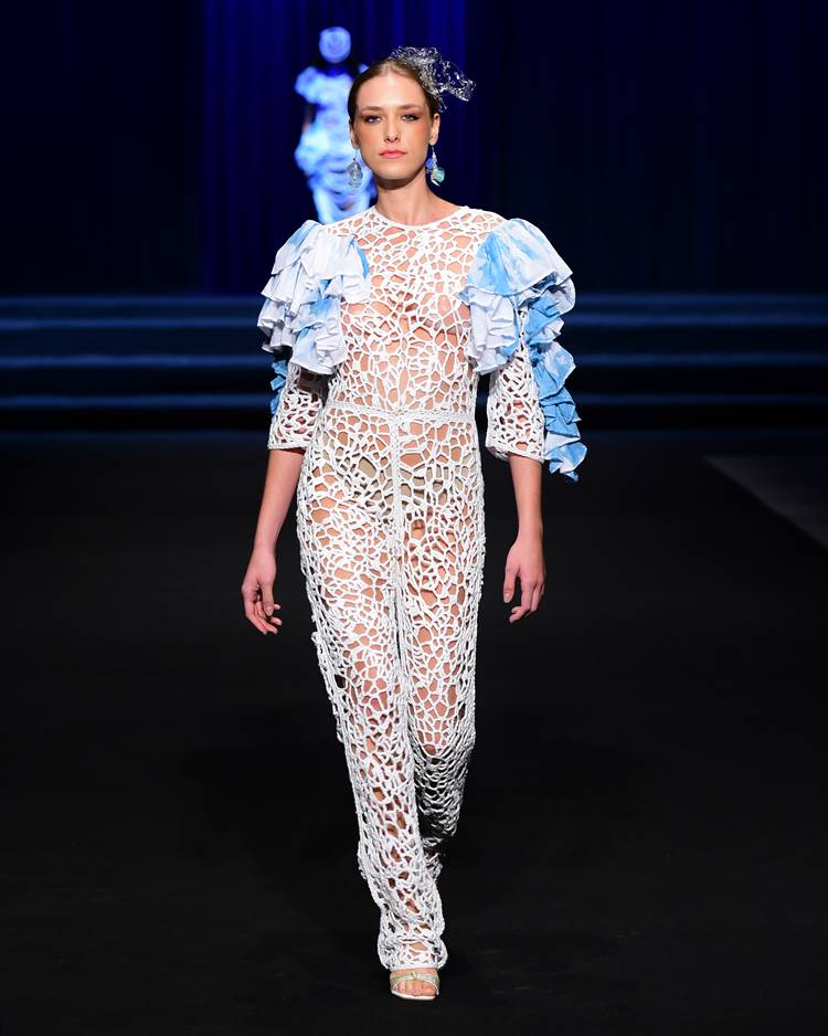 Modelo com macacão de crochê branco no desfile da UNIFOR no Dragon Fashion Brasil Festival 2023