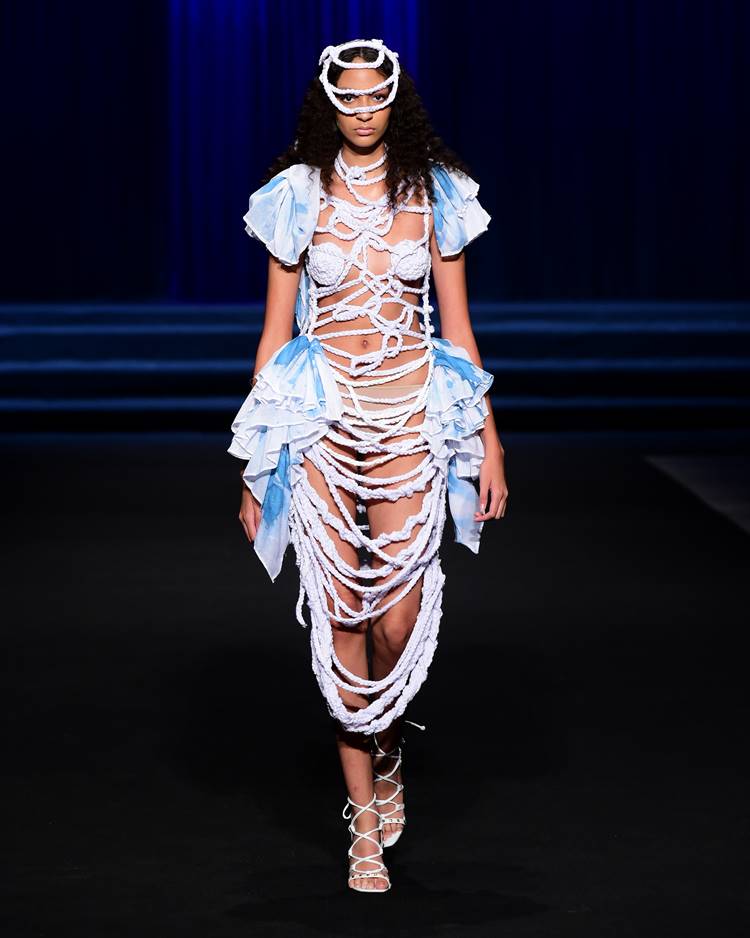 Modelo com vestido em crochê no desfile da UNIFOR no Dragon Fashion Brasil Festival 2023